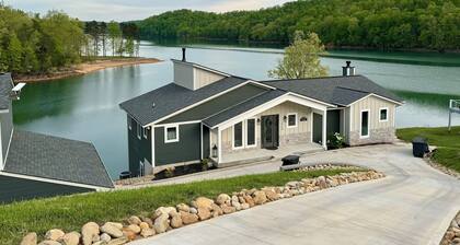 Stunning Lake Views Luxury -Short walk to Covered Dock