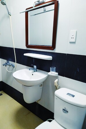 Shower, rainfall showerhead, free toiletries, slippers