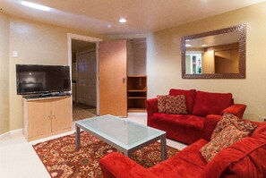 Téléviseur connecté, lecteur de DVD, livres, sélection de musique