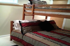 2 habitaciones, tabla de planchar con plancha y cuna de viaje 