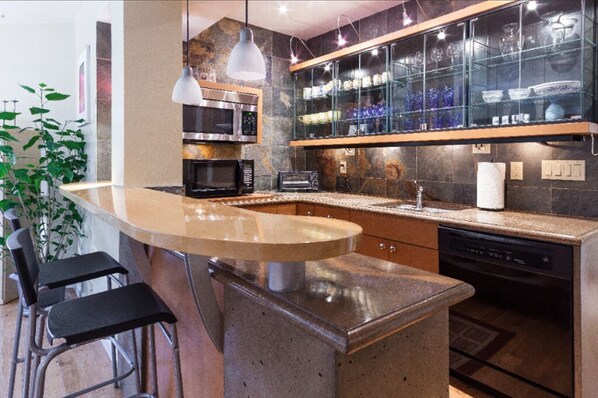 Réfrigérateur, four à micro-ondes, un four, surface de cuisson