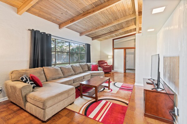 Een smart-tv, een open haard, videogames en een dvd-speler