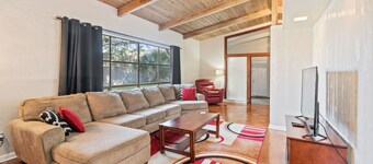 Mid-Century Vibes w/ Firepit Near UF/Downtown/Shands & Walk to Coffee Culture