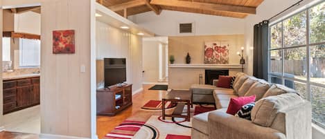 Smart TV, chimenea, videojuegos y reproductor de DVD