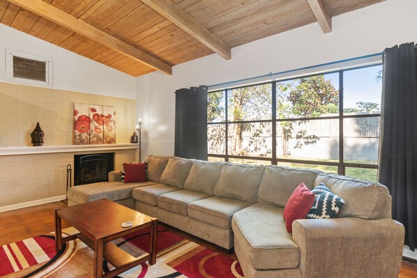 Smart-TV, Kamin, Videospiele, DVD-Player