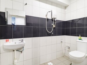 Phòng 3 Tiêu chuẩn | Phòng tắm | Buồng tắm vòi sen, vòi sen phun mưa, đồ dùng nhà tắm miễn phí 