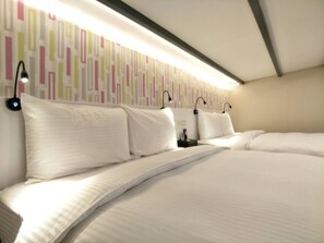 ألحفة محشوة بالريش وستائر تعتيم وتجهيزات عازلة للصوت ومكواة/لوح كي