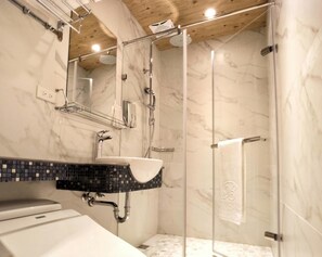 تجهيزات دش، مستلزمات مجانية للعناية الشخصية، مجففات شعر، خف للقدمين