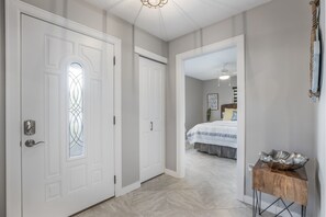 4 bedrooms, iron/ironing board, WiFi, bed sheets