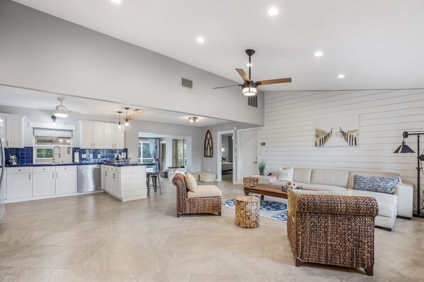 Smart TV, books - Beautiful White House close to Anna Maria Island with Private Heated Pool (Bradenton)