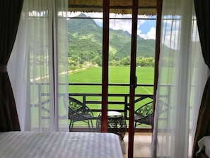 Family Room | Desk, soundproofing, iron/ironing board, free WiFi