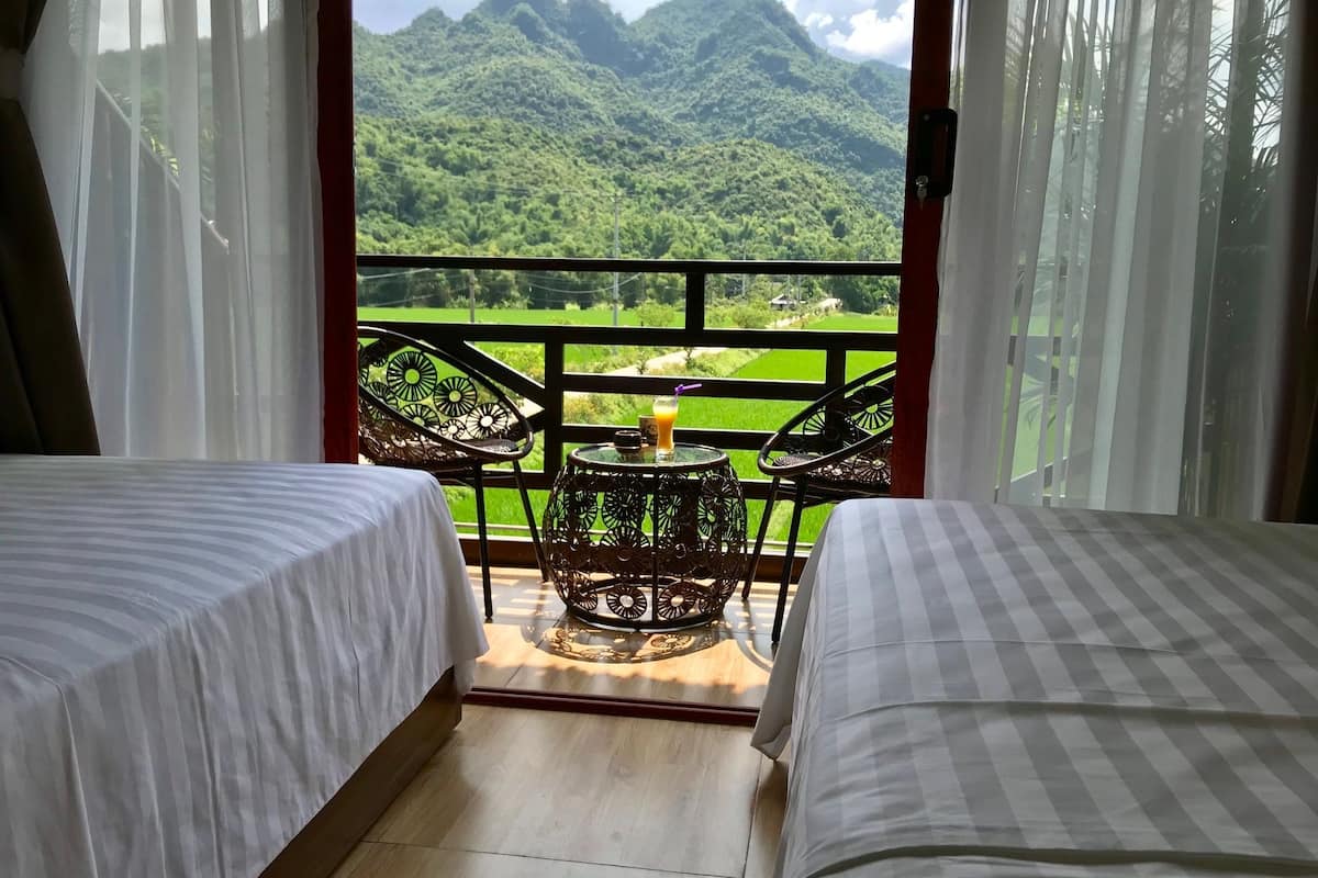 Family Room | Desk, soundproofing, iron/ironing board, free WiFi