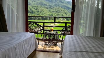 Family Room | Desk, soundproofing, iron/ironing board, free WiFi