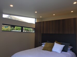 4 bedrooms, iron/ironing board, WiFi, bed sheets - 4 Bedroom Luxury Home Arrowtown (Arrowtown)