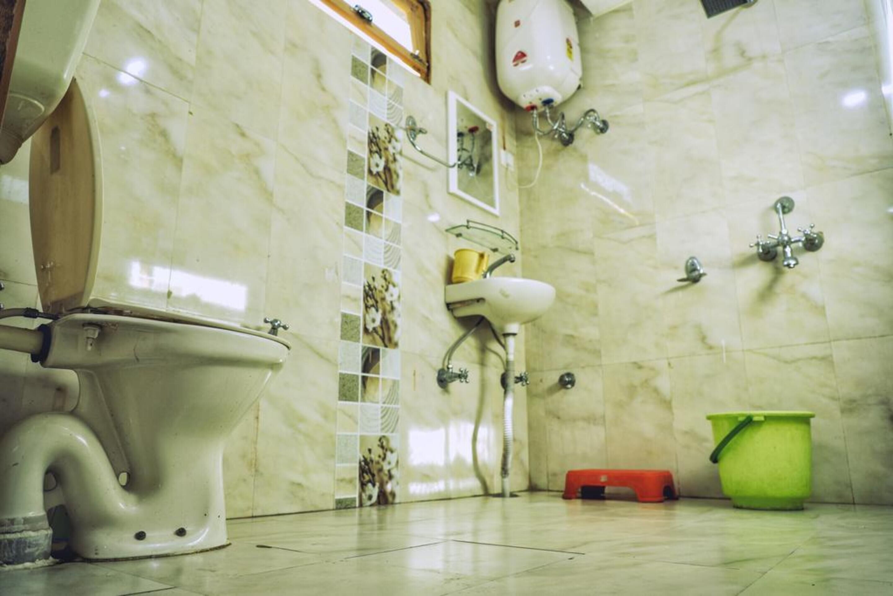 Buồng tắm vòi sen, khăn tắm 