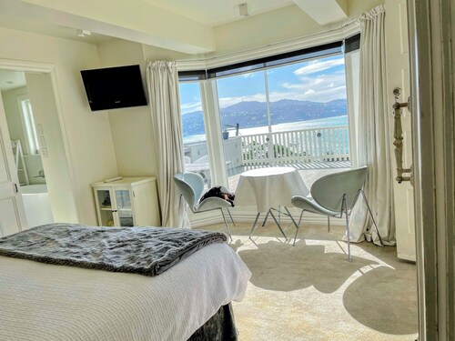 Luxurious & Romantic Studio with harbour views & outdoor living, all day sun!