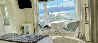 Incredible Views & Outdoor living , Romantic Private Studio w/ all day sun!