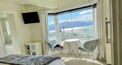 Luxurious & Romantic Studio with harbour views & outdoor living, all day sun!