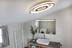 Baignoire, sèche-cheveux, bidet, serviettes fournies