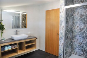 Badekar, hårtørrer, bidet, håndklæder
