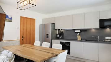 Réfrigérateur, micro-ondes, plaque de cuisson, lave-vaisselle