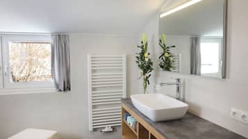 Baignoire, sĂšche-cheveux, bidet, serviettes fournies