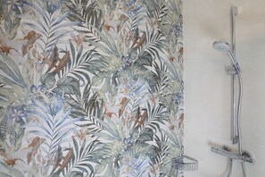 Baignoire, séchoir à cheveux, bidet, serviettes fournies