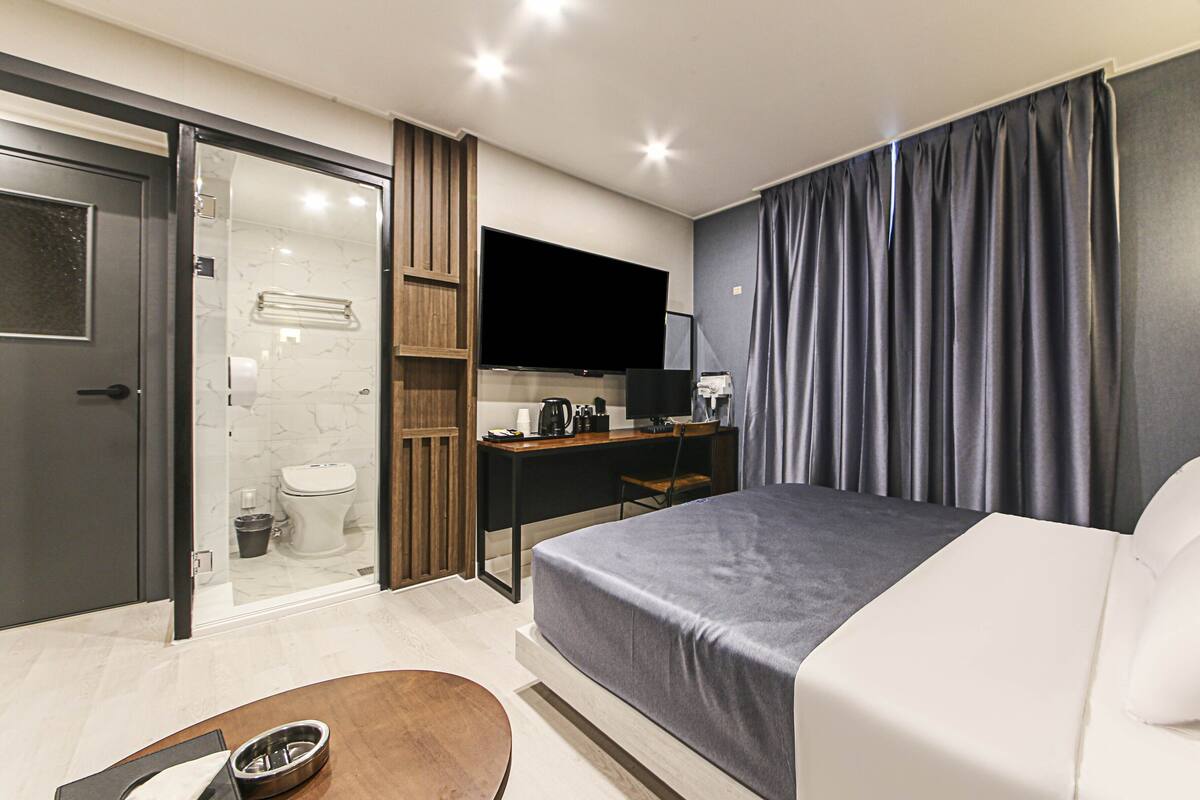 VIP | Premium bedding, memory foam beds, desk, laptop workspace
