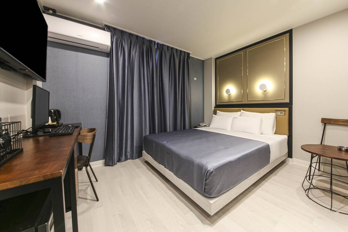 Deluxe Room | Premium bedding, memory foam beds, desk, laptop workspace