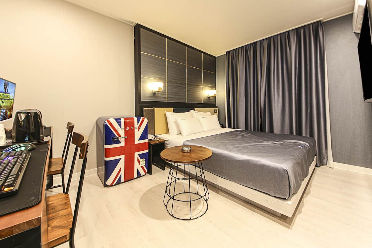 VIP PC | Premium bedding, memory foam beds, desk, laptop workspace