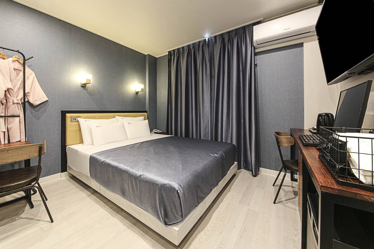 Standard Room | Premium bedding, memory foam beds, desk, laptop workspace