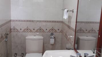 Hydromassage showerhead, hair dryer, towels