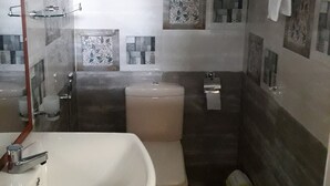 Dobbelt- eller tomannsrom – standard | Bad | Dusjhode med hydromassaje, hårføner og håndklær