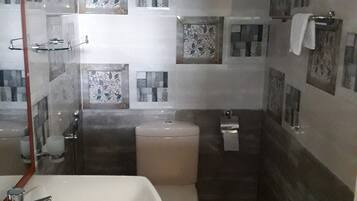 Standard Double or Twin Room | Bathroom