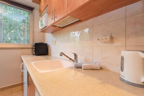 冷蔵庫、電子レンジ、オーブン、コンロ