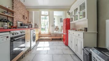 Kühlschrank, Mikrowelle, Herdplatte, Geschirrspüler