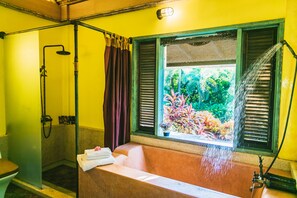 Studio | Bathroom | Separate tub and shower, free toiletries, hair dryer, slippers - JoyHill (Hengchun)