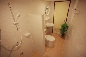 Douche, serviettes fournies, savon