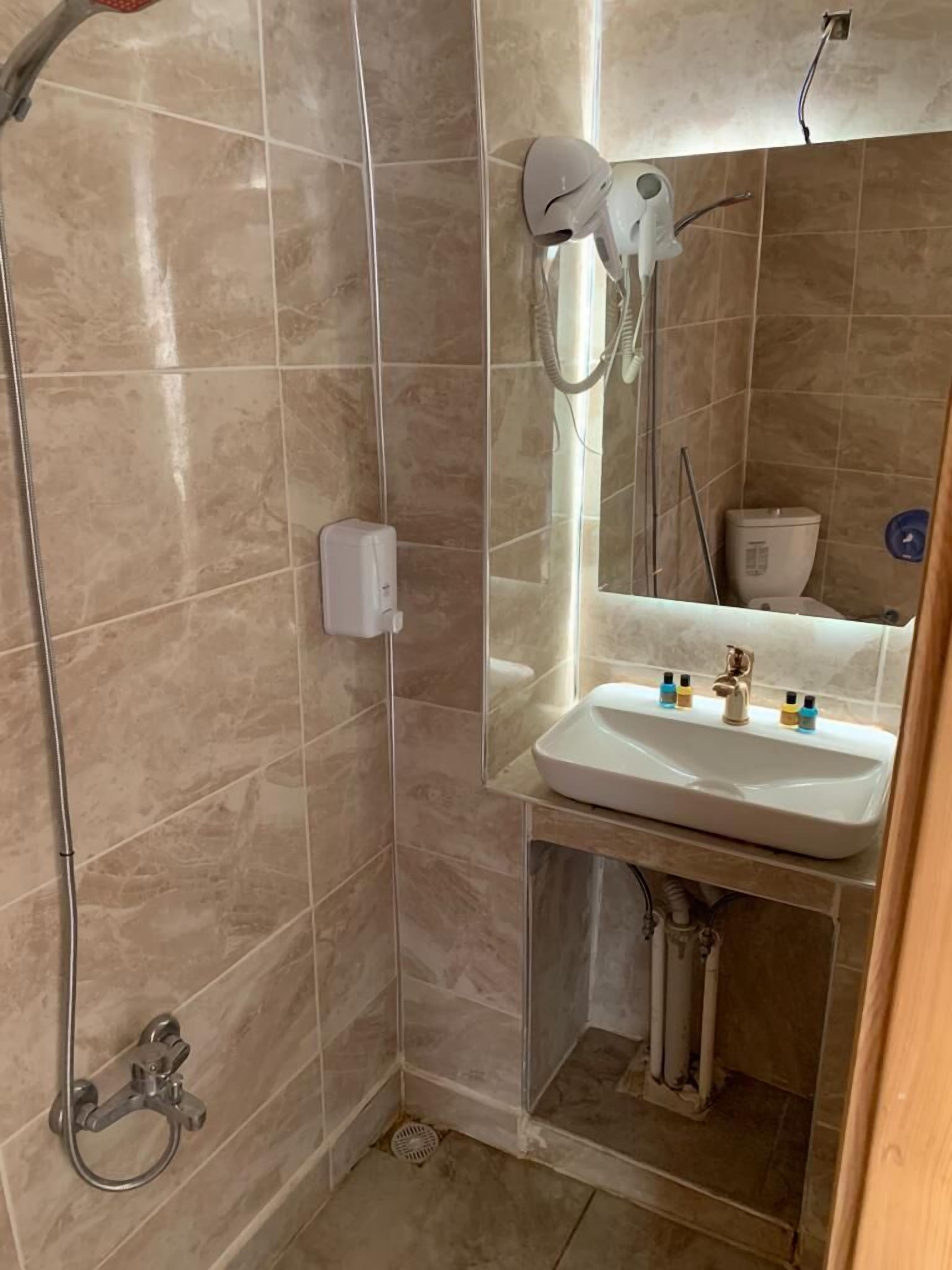 kosk sol | bathroom | shower, free toiletries, hair dryer, towels