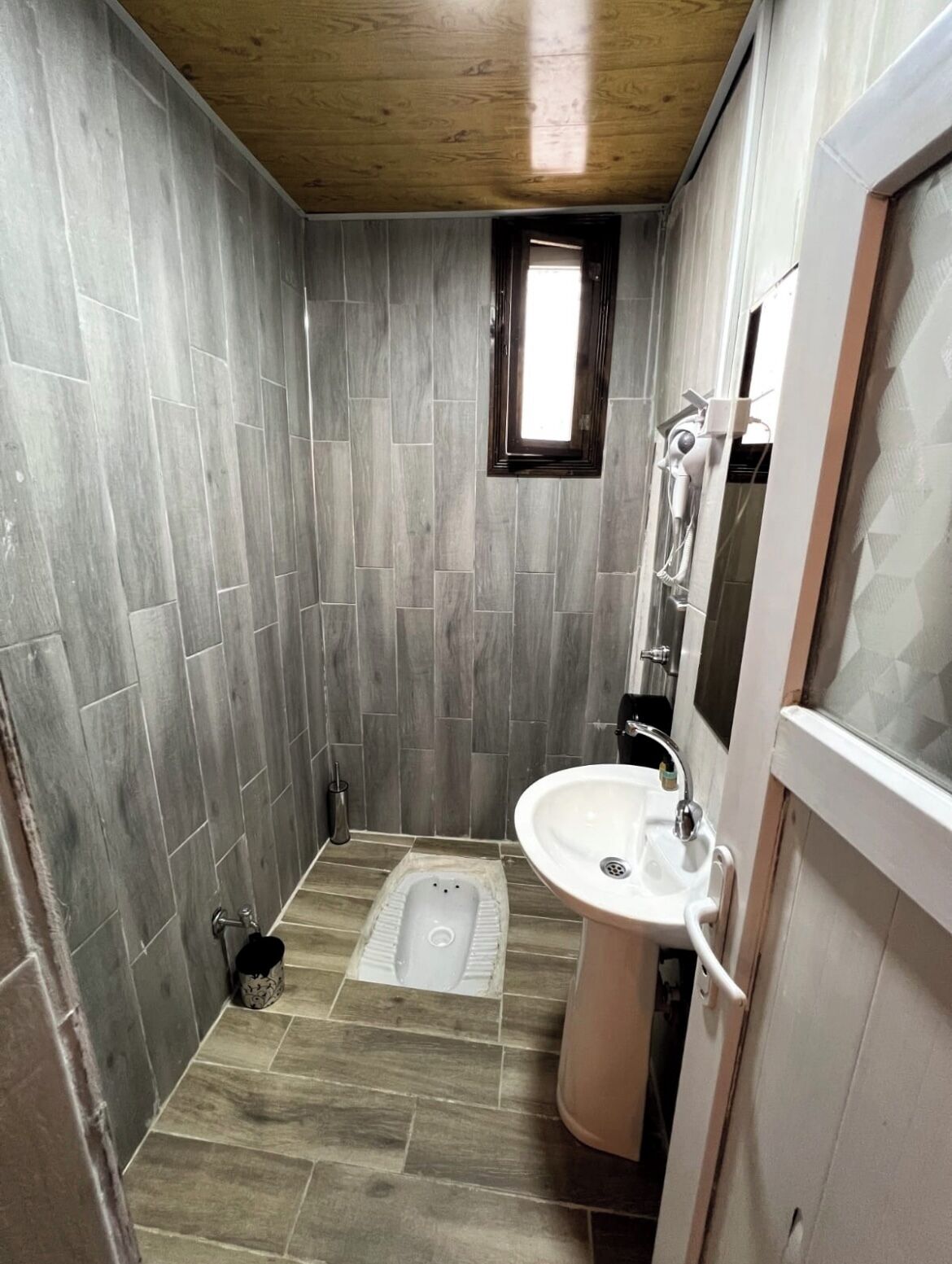 economy room | bathroom | shower, free toiletries, hair dryer, towels