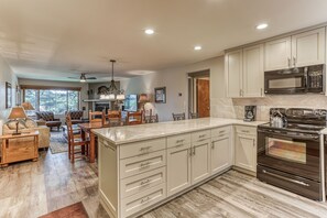 冷蔵庫、電子レンジ、オーブン、コンロ