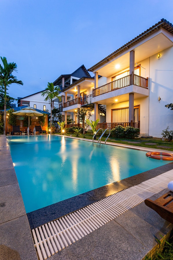 Hồ bơi ngoài trời