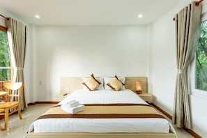 Minibar, desk, laptop workspace, soundproofing - Chili Bungalow (Phu Quoc)