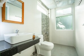 Shower, free toiletries, hair dryer, slippers - Chili Bungalow (Phu Quoc)