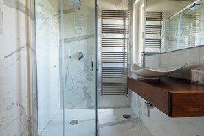 Traditional Room | Bilik Mandi | Pancuran mandi, bidet, tuala disediakan, sabun 