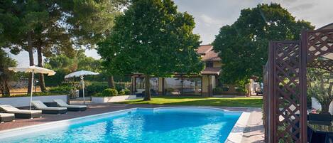 Seasonal outdoor pool, pool umbrellas, sun loungers
