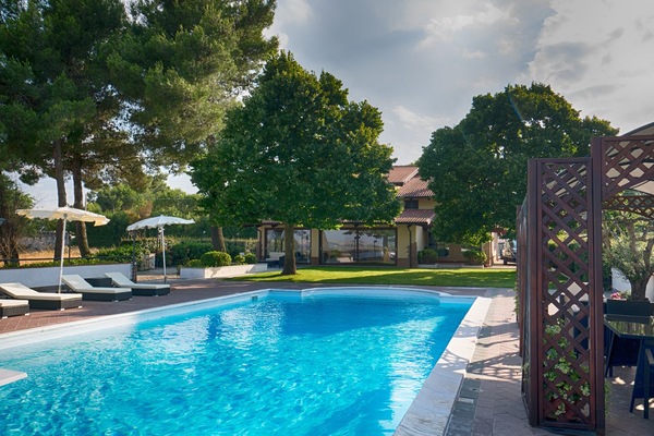 Kolam renang outdoor musiman, dengan payung kolam renang