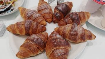 Een bord met knapperig bruine croissants.