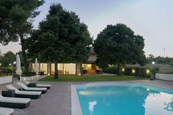 Una piscina al aire libre de temporada, sombrillas