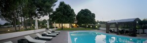 Seasonal outdoor pool, pool umbrellas, sun loungers - Villa dei Tigli Resort & SPA (Pietrelcina)